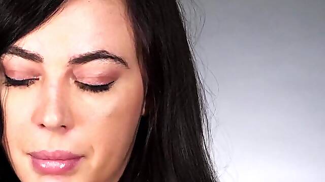 Stunning sexy brunette MILF fuck herself