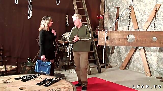Mature Francaise Poilue Corrigee Dans Un Jeu Bdsm
