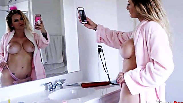 Buxom Mommy Makes Selfies