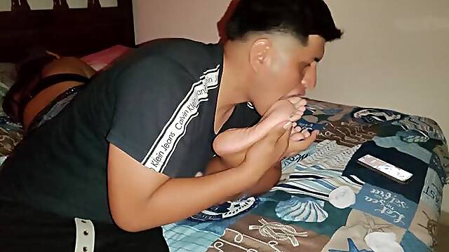 Roxana descansa en su dormitorio mientras adoran sus pies